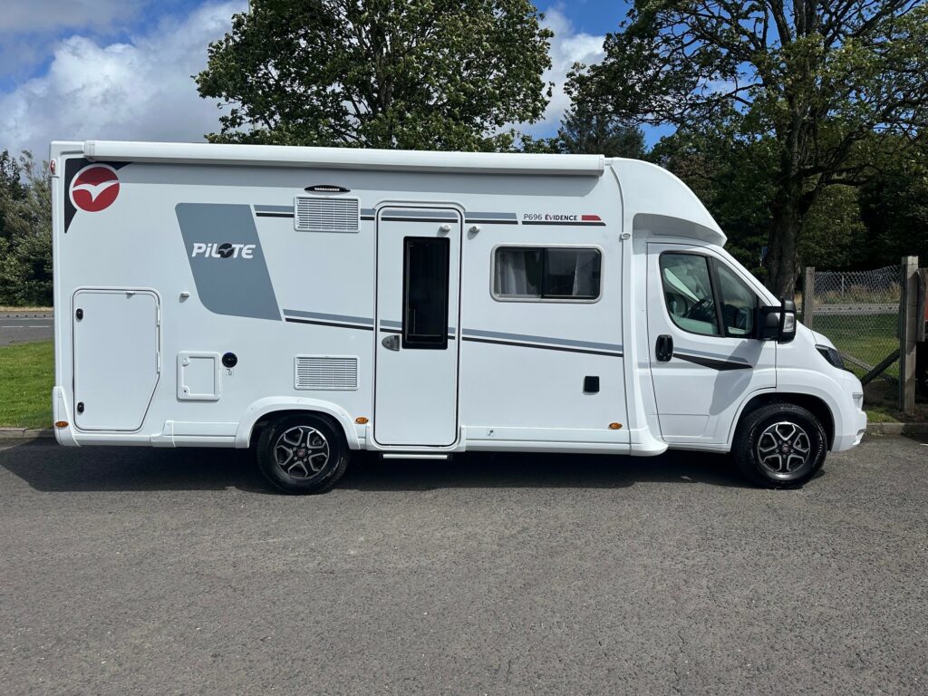 Pilote P696D